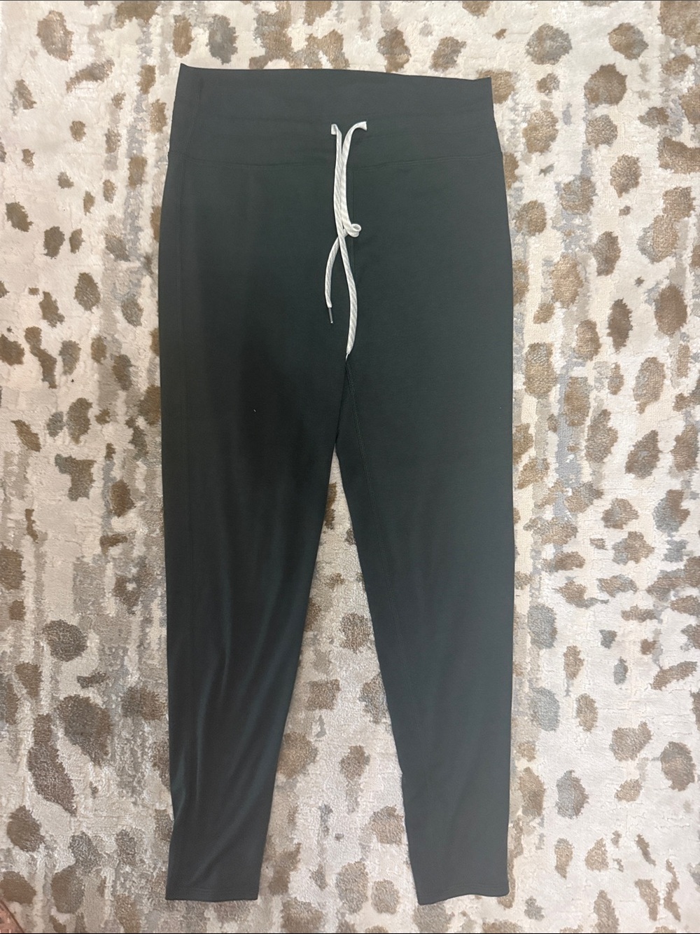Vuori Hunter green leggings with Drawstring